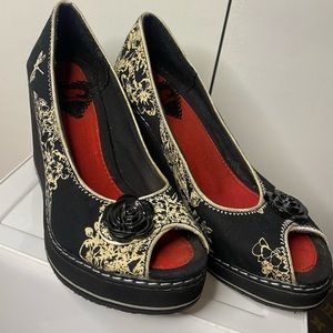 ROCKET DOG PEEP TOE WEDGE BLACK FLORAL GRACIE SIZE 6 Pre-owned great condition!